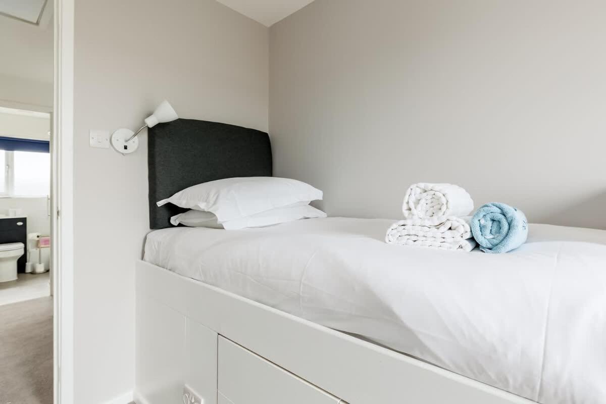 Trade Winds Villa Poole Bagian luar foto