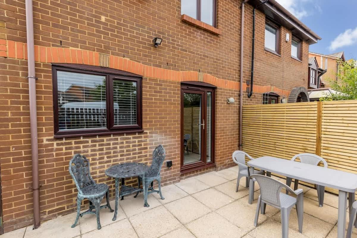 Trade Winds Villa Poole Bagian luar foto